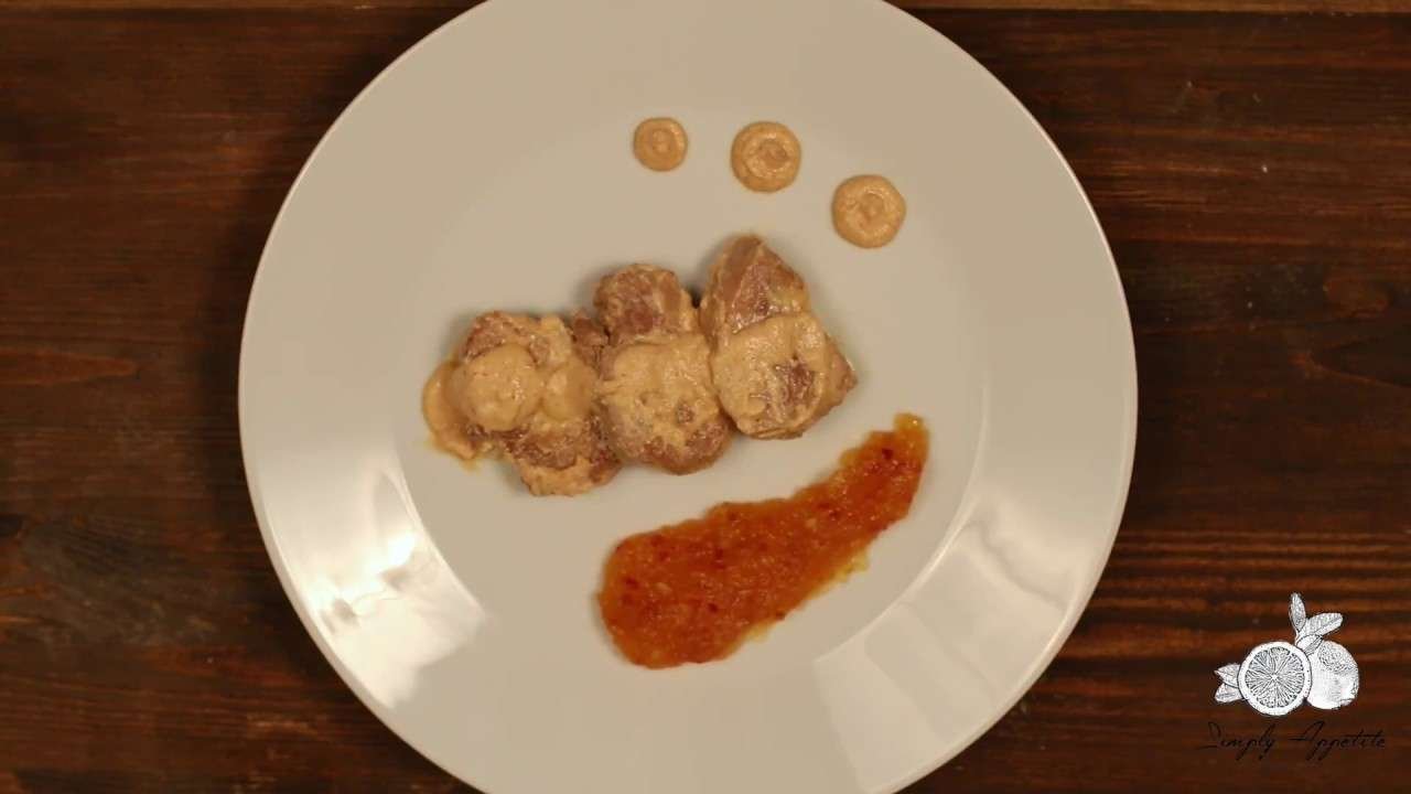 Pork fillet with paprika-yogurt sauce and apple chutney