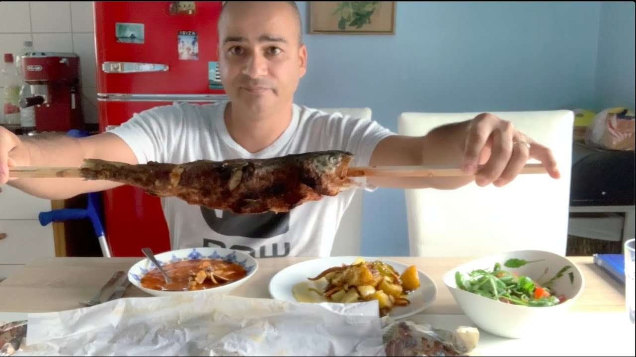 SMOKED FISH WITH POTATOES IN OWEN WITH CARROTS AND PAPRIKA WITH RUKOLA SALAD WITH MUSHROOMS  MUKBANG