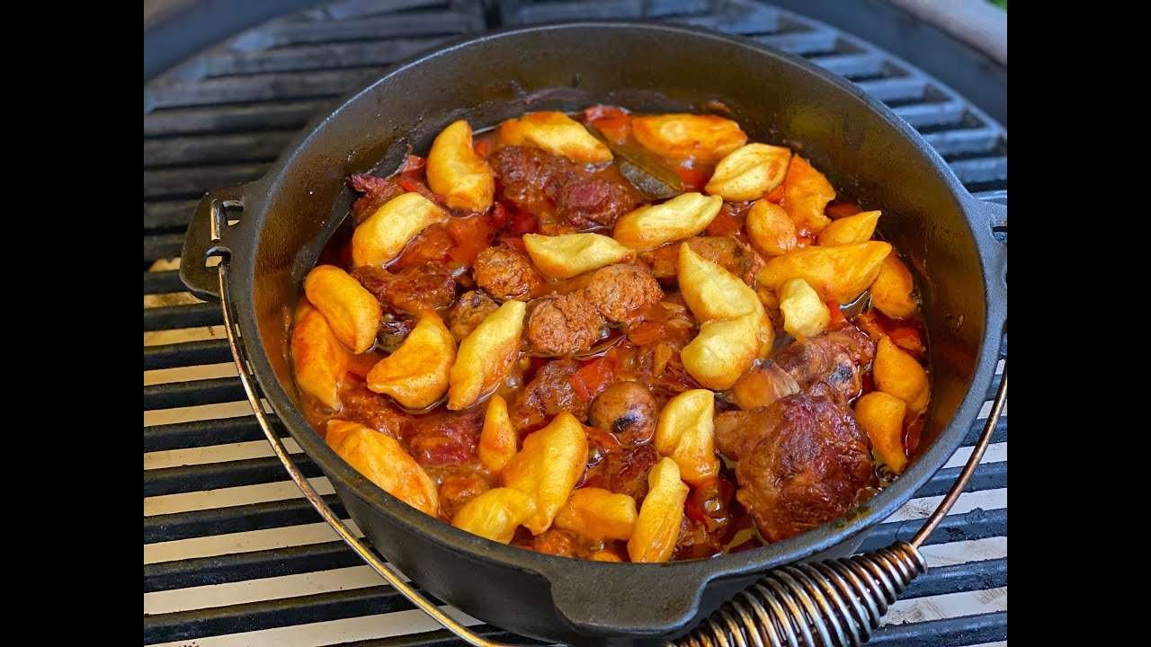 Goulash made of short beef ribs and hot sausages