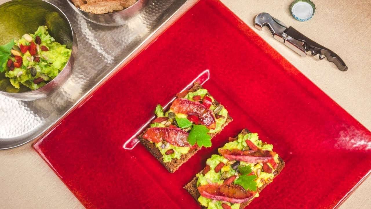 EASY & FAST GUACAMOLE ON RYE BREAD OR DIP – Vegan Brunch Recipe Ideas