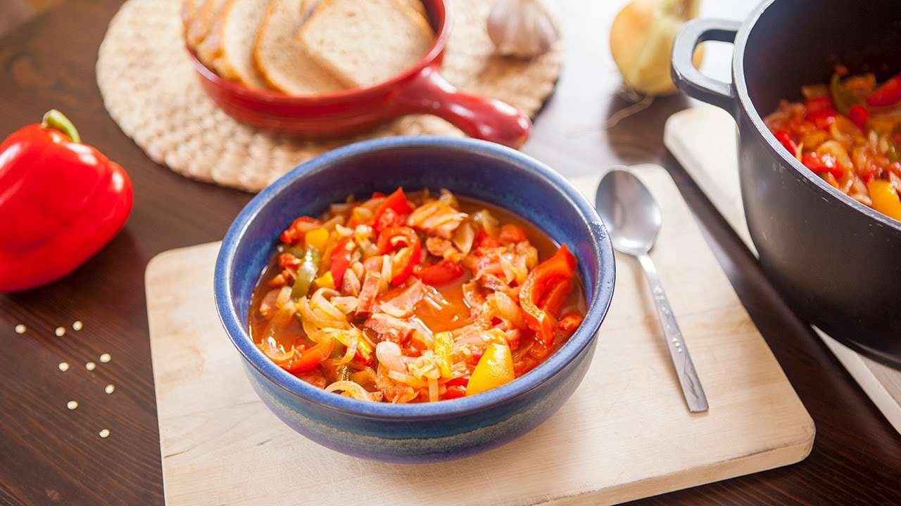 Letcho – Hongaarse stoofschotel met rookworst en paprika