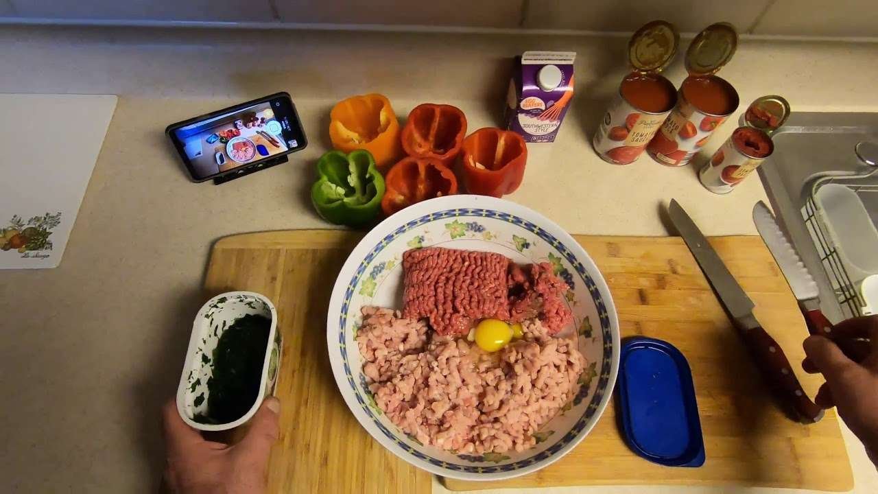 Töltött paprika & Húsgombócok, zelleres paradicsomos mártásban