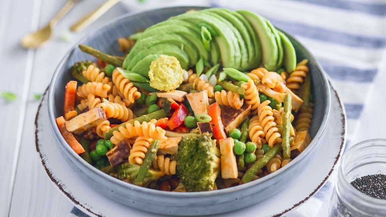 HUMMUS PASTA // super quick vegan recipe