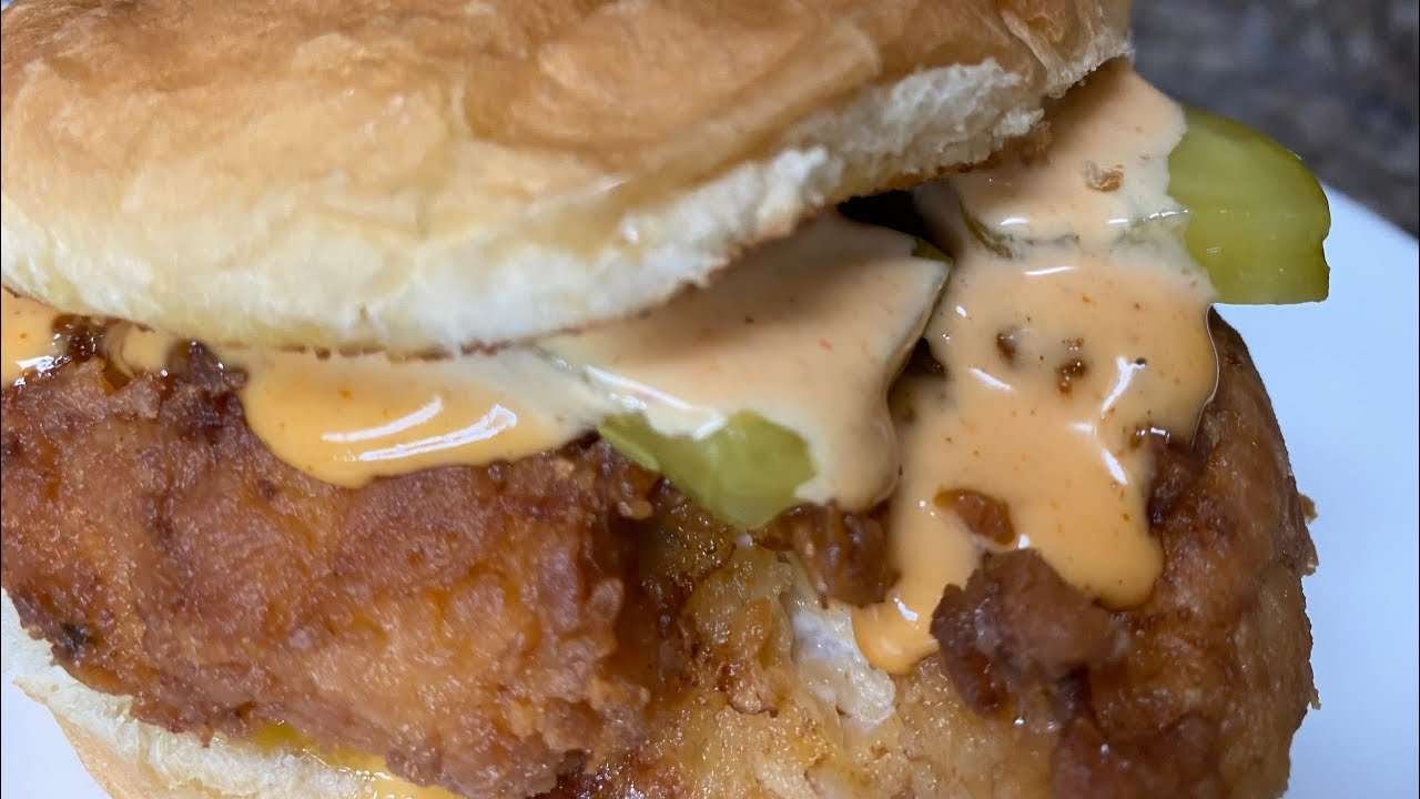 CHICKEN SANDWICH RECIPE| HOW TO MAKE A SPICY CHICKEN SANDWICH AT HOME! SUPER EASY & DELICIOUS