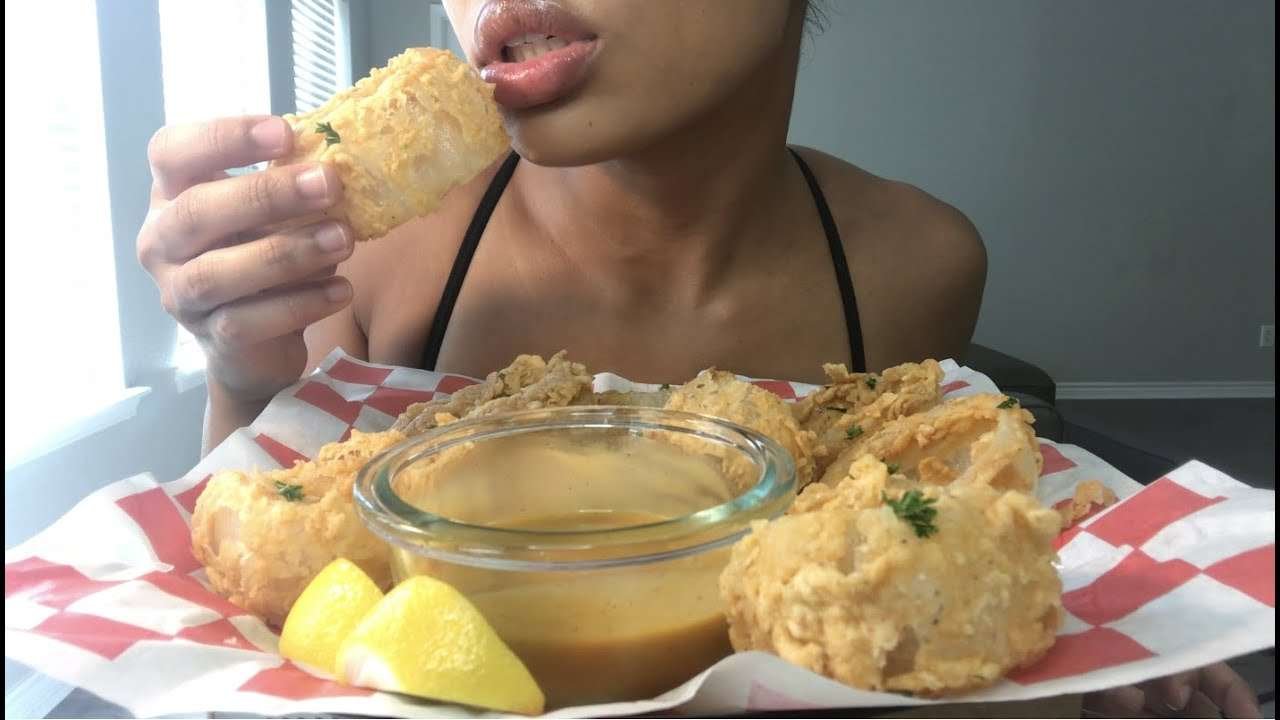 BIG COLLOSAL ONION RINGS MUKBANG + Recipe | 거대한 양파 링 식당