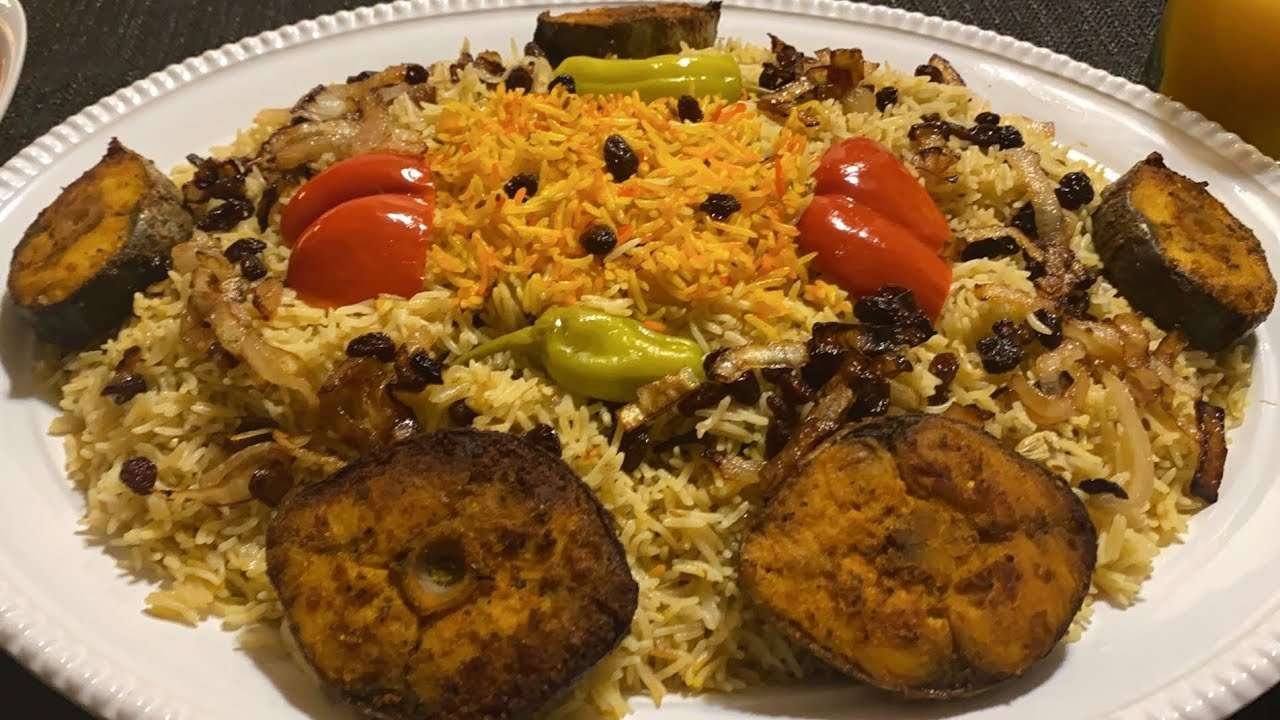 Bariis iyo Malaay aad umacaan ( delicious Somali food) rice and bake fish