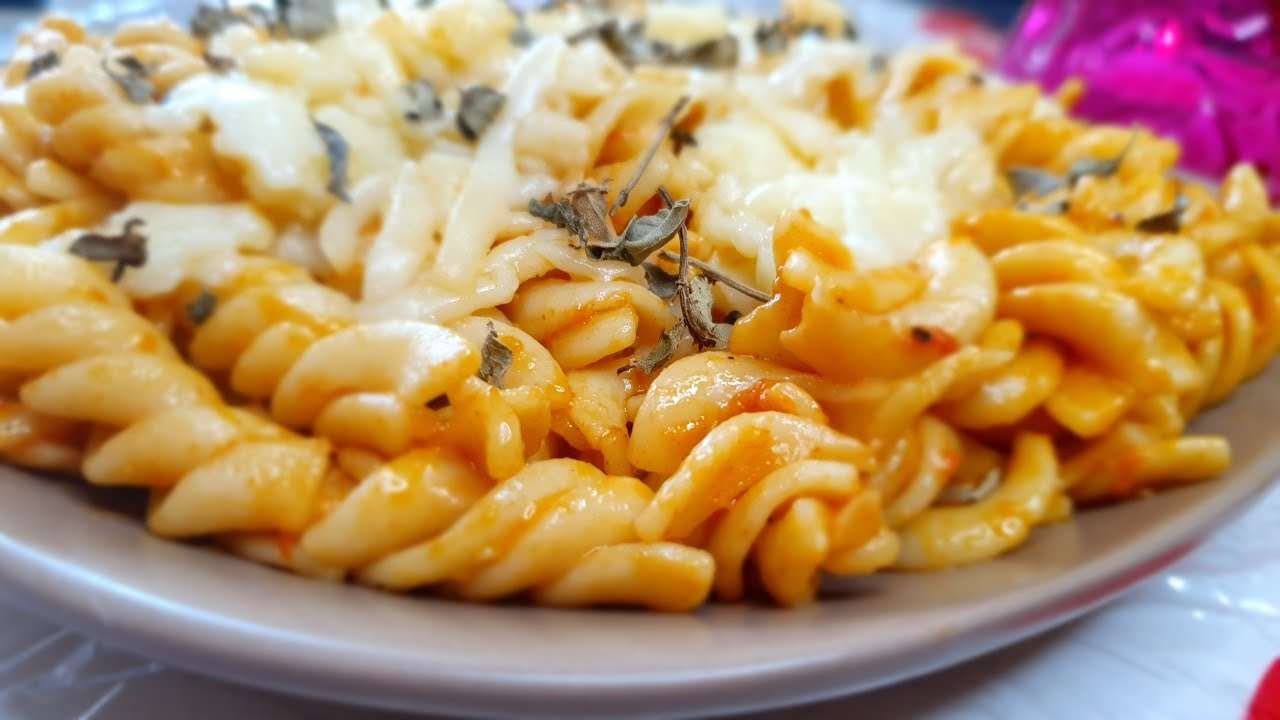 pasta with cream fresh /معكرونة بالكريمة / pasta with pink cream sauce /معكرونة بالصوص الوردي