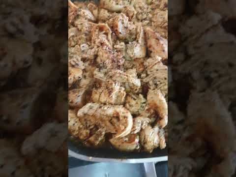 Spicy Rice with green beans, onions and paprika chicken breast 😋 just squeeze some lemon on top 🧡