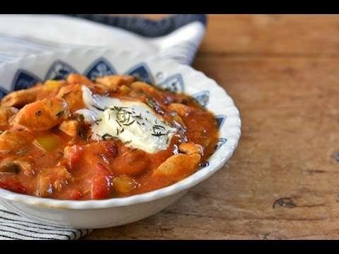 Kipgoulash met drie kleuren paprika