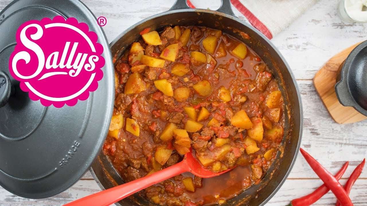 Rindergulasch mit Paprika und Kartoffeln / Gulasch / Sallys Welt