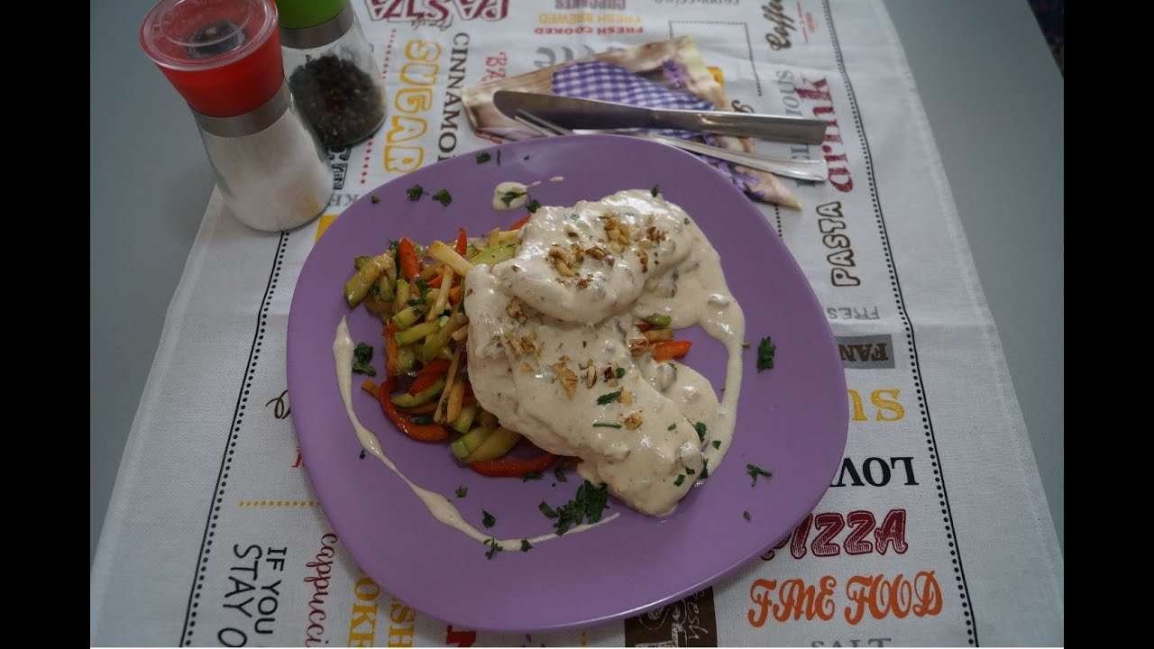Chicken in gorgonzola sauce with walnuts on fried vegetables!