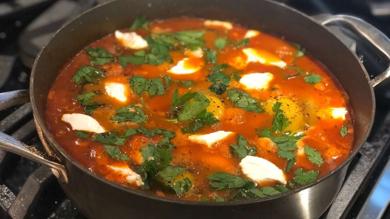 שקשוקה מעלפת עם גבינת עזים ועלי רוקט . Delicious Mediterranean Shakshuka with goat cheese