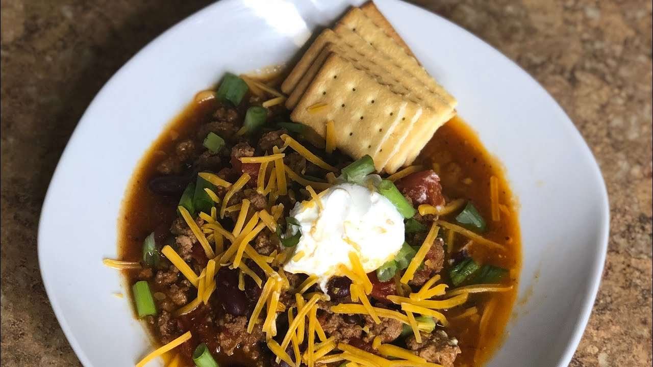 HOW TO MAKE HOMEMADE CROCKPOT CHILI | SLOW COOKER CHILI RECIPE | QUARANTINE MEALS 2020