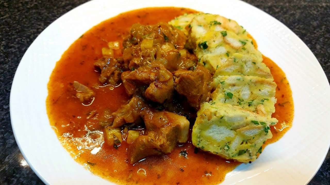 Recept-Recipe, Svinjski gulas sa hljebnim knedlama, Pork goulash with bread dumplings, semmelknodel