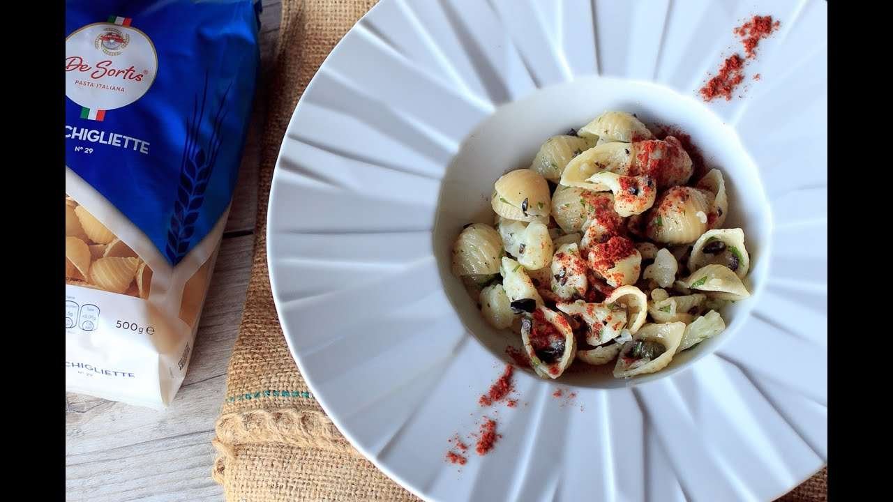 Insalata di conchigliette con cavolfiore, olive nere, capperi e polvere di paprika affumicata