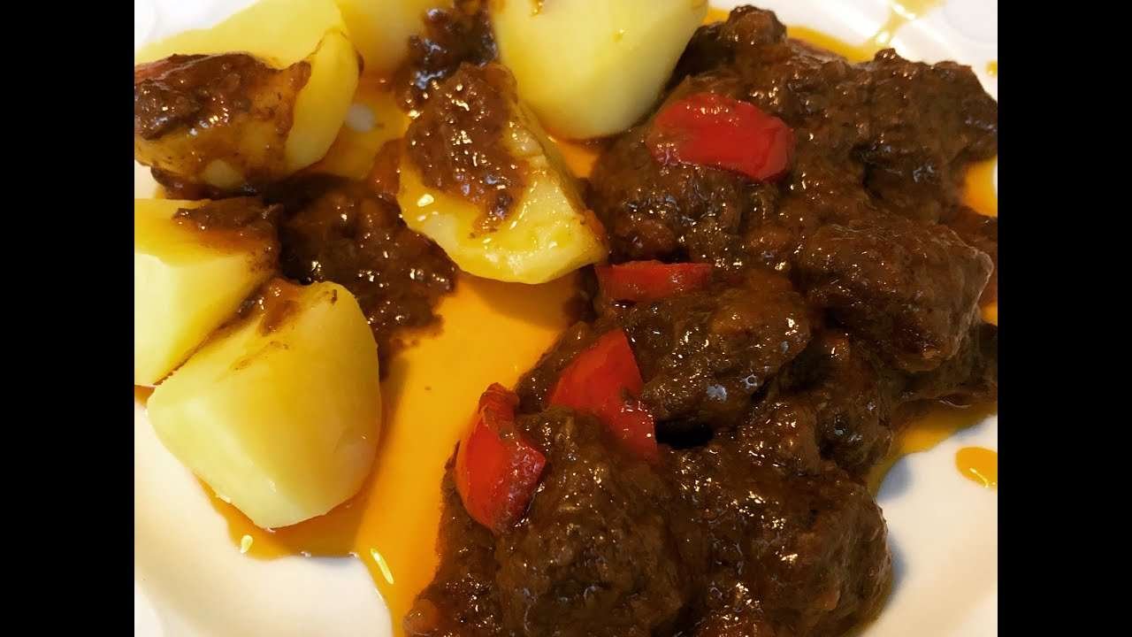 Let's cook spezzatino di manzo (beef goulash with mushrooms)
