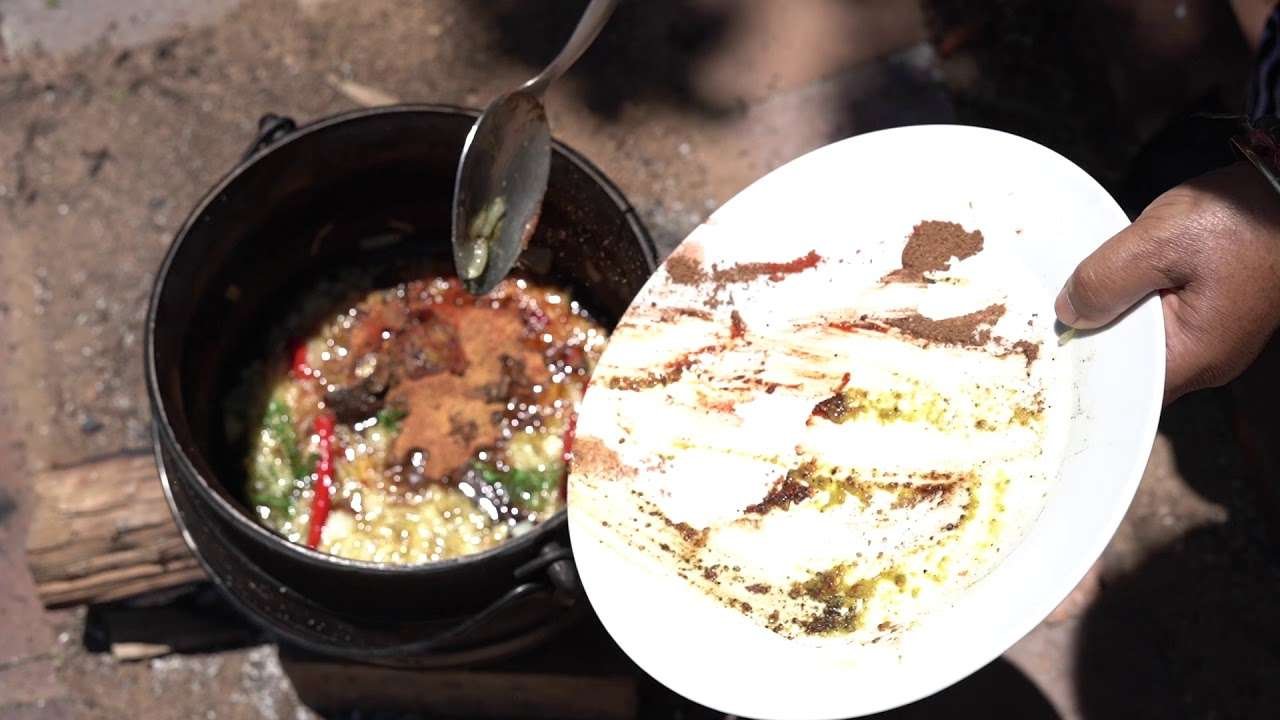 Making a spicy Indian style lamb potjiekos