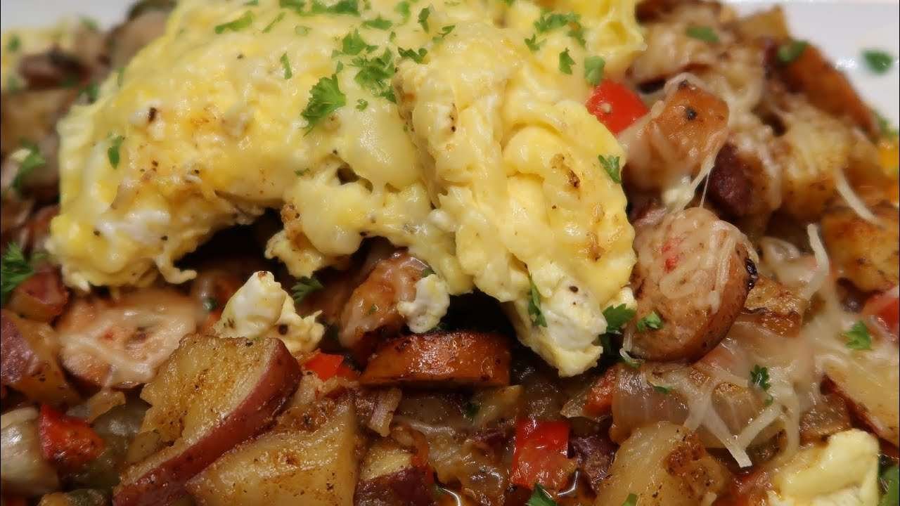 CHICKEN SAUSAGE BREAKFAST SKILLET | CHICKEN SAUSAGE, CHEESE, PEPPERS, ONIONS, & EGGS 🔥 🍳 🫑
