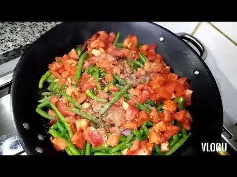Simple cooked string beans with bacon