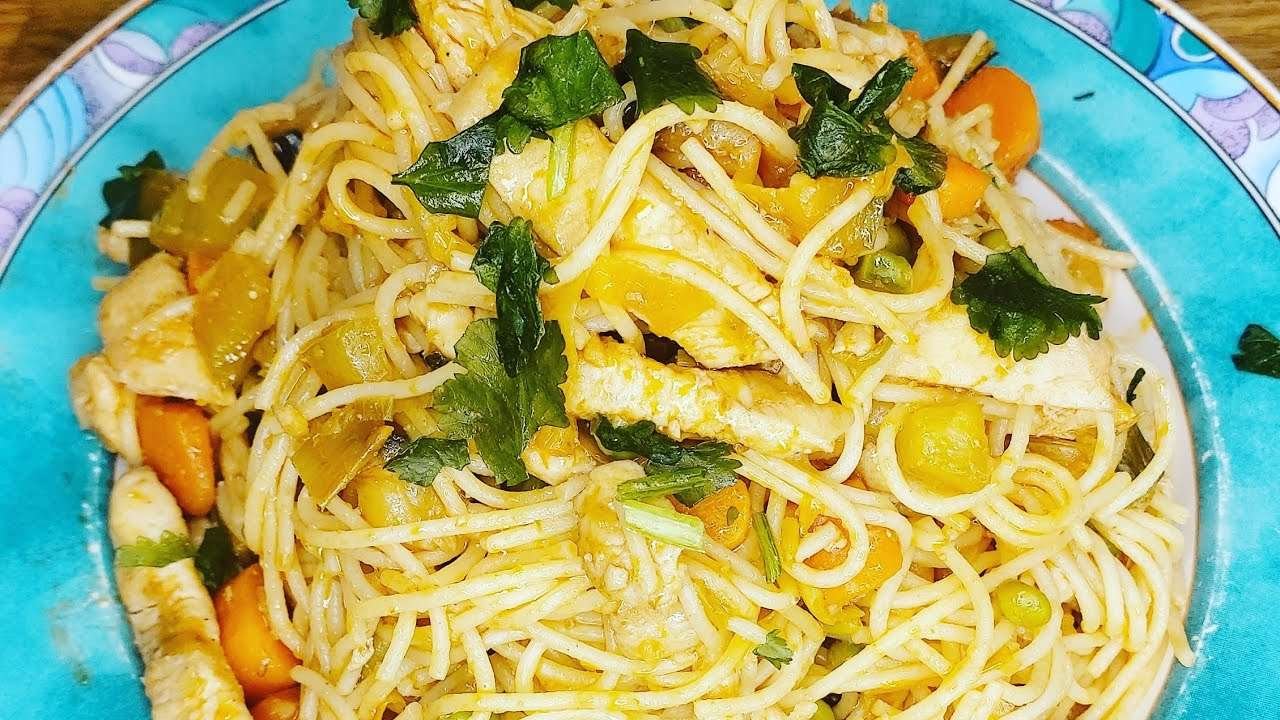 Spaghetti Pasta Asiatische Style  with Sojasauce Chicken  Vegetable Rezept | Azam kitchen   Deutsch