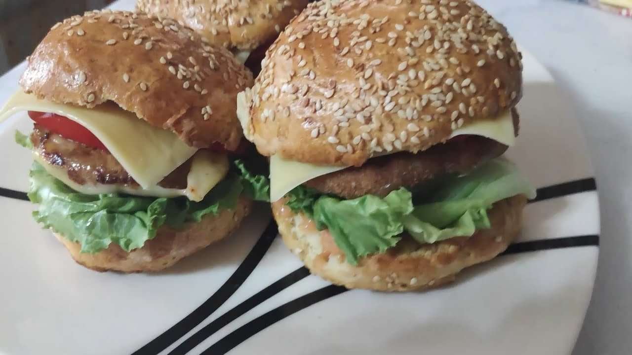 برجر الدجاج بطريقتين هايحبوه الصغار والكبار . Very delicious chicken burger in two ways