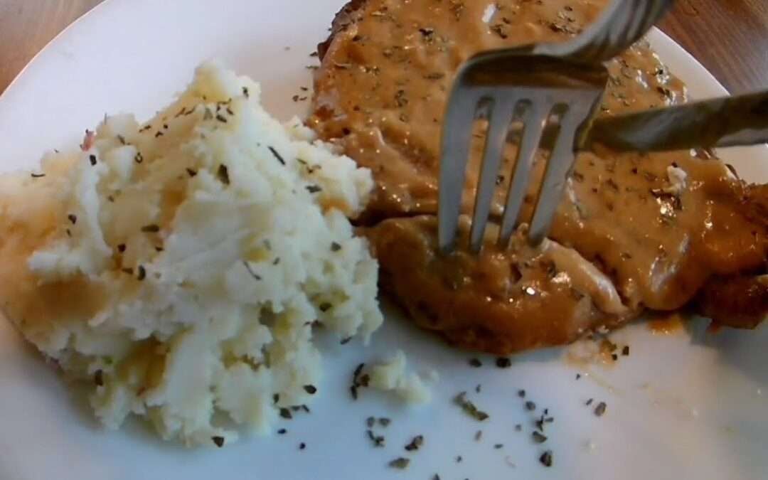 Sour Cream Pork Chops (Easy to Make!)