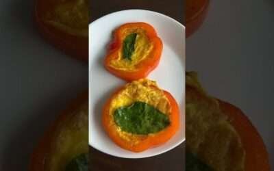 PERFECT BREAKFAST! OMELLETE IN PAPRIKA WITH SPINACH #foodie #breakfast #shorts