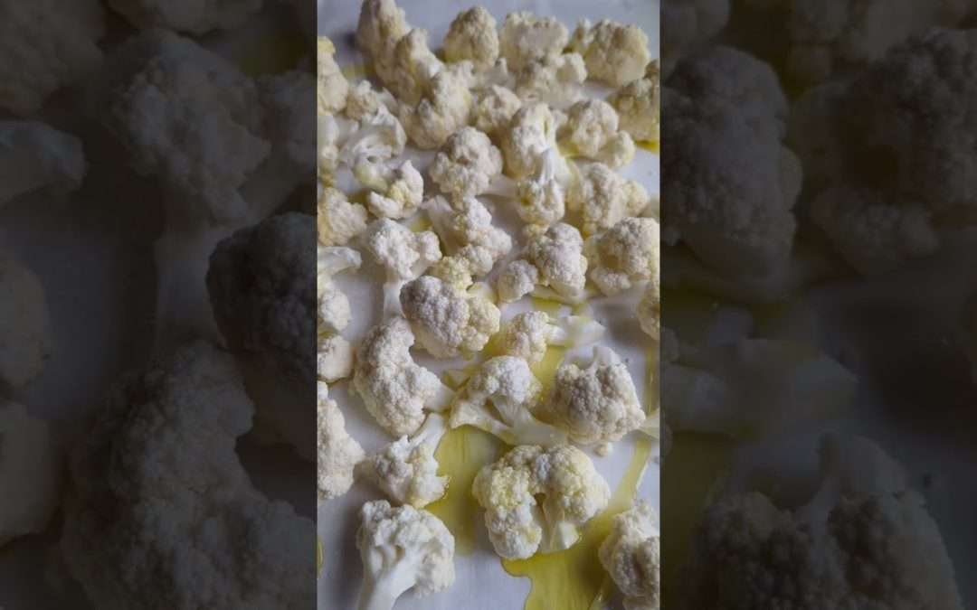 Easy Roasted #Cauliflower #recipe w/ olive oil, salt, #garlic powder, #paprika, #vegetarian