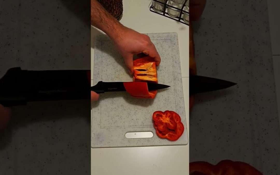 How to Cut a Bell Pepper in Seconds! #Cooking #Kitchen #shorts #food #paprika