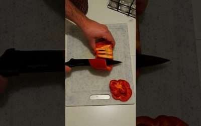 How to Cut a Bell Pepper in Seconds! #Cooking #Kitchen #shorts #food #paprika